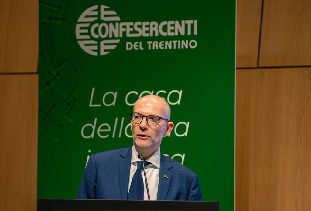 Commercio, il prezzo invisibile della crisi che dura da quattro anni